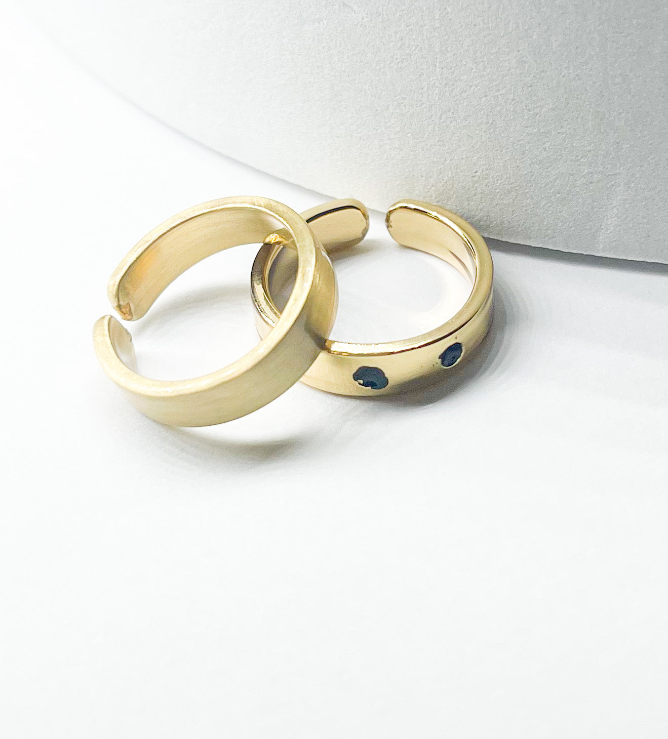 Thin Band Dot Ring -Alchemia