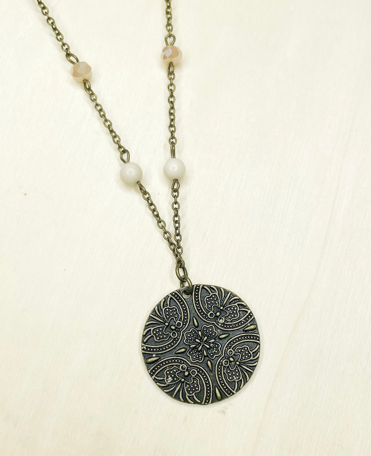 SHORT BEAD CIRCLE PENDANT